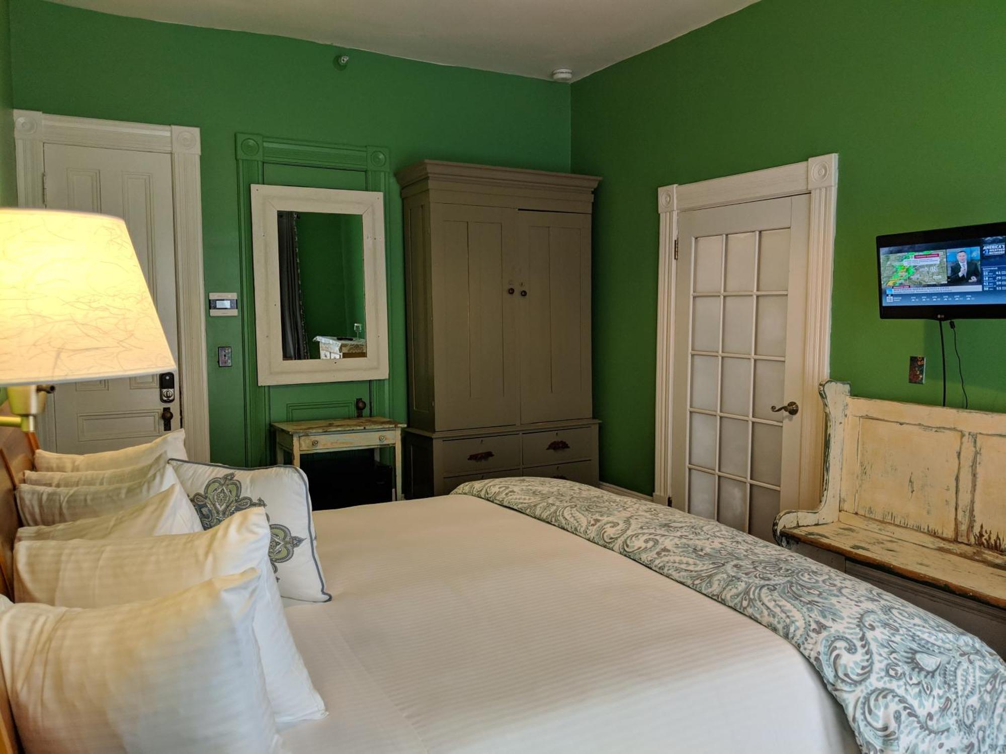 Heart Of The Village Bed & Breakfast In Shelburne Vt Стая снимка