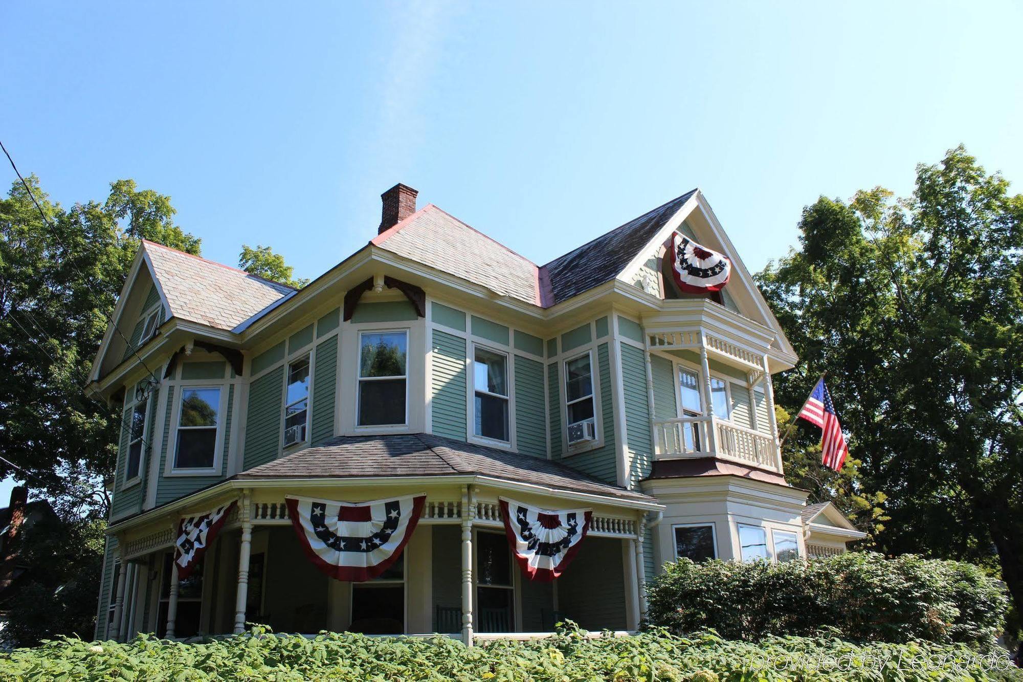 Heart Of The Village Bed & Breakfast In Shelburne Vt Екстериор снимка